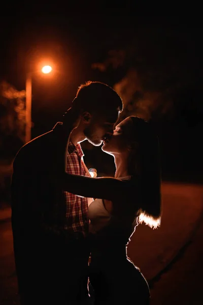 Bela Visão Lateral Escura Bonito Jovem Casal Flertando Beijando Casal — Fotografia de Stock