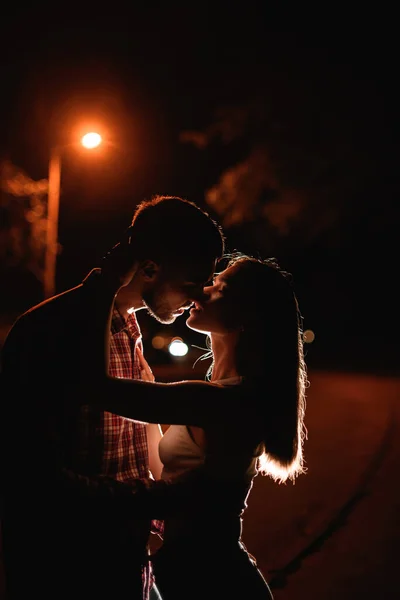 Visão Lateral Escura Belo Casal Jovem Flertando Beijando Casal Romântico — Fotografia de Stock