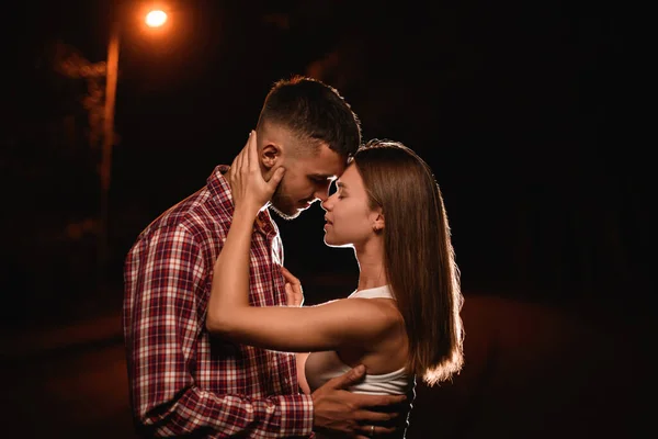 Zijaanzicht Van Aantrekkelijk Jong Koppel Flirten Kijken Elkaar Romantisch Koppel — Stockfoto