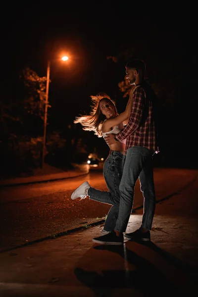 Cuplu Tânăr Stând Uitându Unul Celălalt După Întâlnit Noaptea Neagră — Fotografie, imagine de stoc