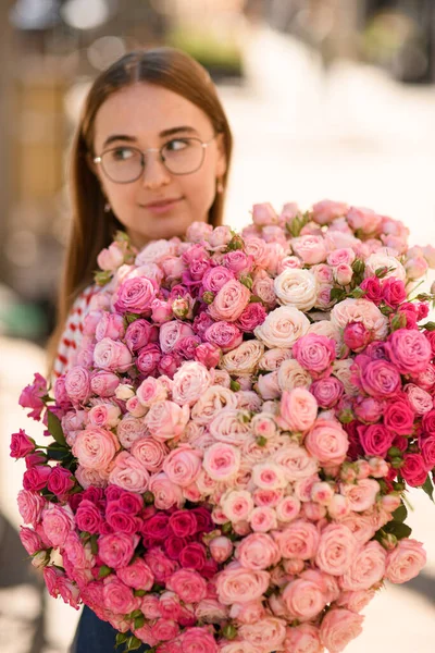 Primer Plano Hermoso Ramo Exuberante Rosas Frescas Diferentes Colores Rosados — Foto de Stock