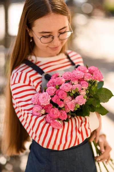 Piękny Kilka Jasnoróżowy Kwiat Róży Schludnie Trzyma Rękach Młodej Atrakcyjnej — Zdjęcie stockowe