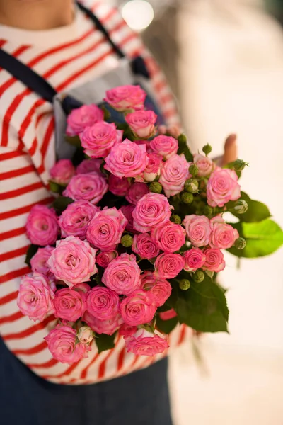 ดอกก หลาบส ชมพ สดใสในม อของผ ดอกไม หอมท สวยงาม — ภาพถ่ายสต็อก