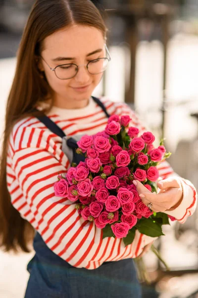 Hermoso Ramo Rosa Rosa Brillante Flor Cuidadosamente Sostiene Las Manos — Foto de Stock