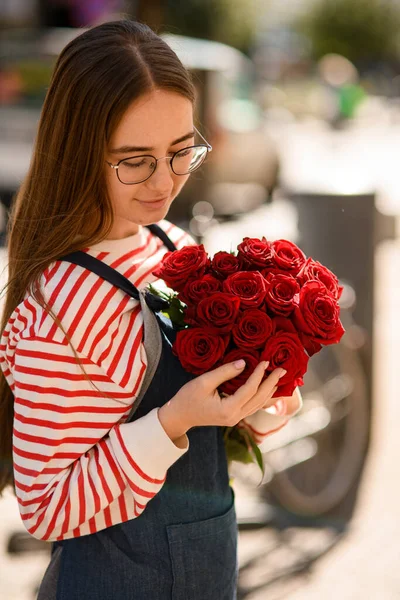 Belle Vue Sur Jeune Femme Qui Tient Tendrement Bouquet Fleurs — Photo