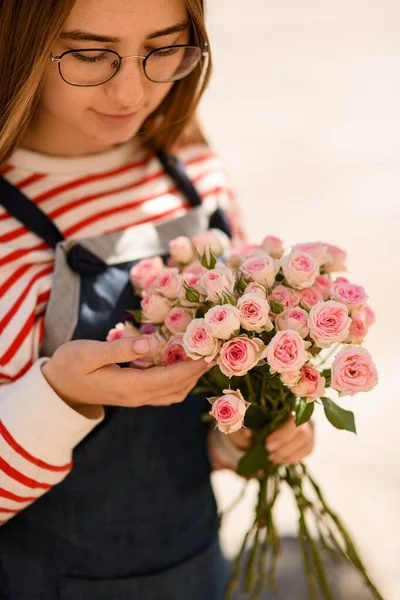 분홍빛 꽃다발을 안경을 여인을 가까이 — 스톡 사진