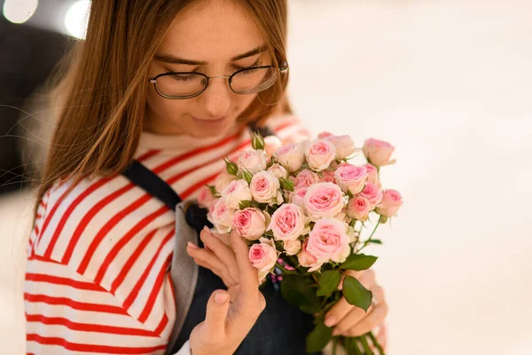 Gros Plan Sur Une Jolie Jeune Femme Lunettes Avec Bouquet — Photo