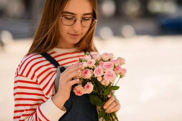 Zbliżenie Portret Pięknej Młodej Kobiety Okularach Bukietem Świeżych Jasnoróżowych Róż — Zdjęcie stockowe
