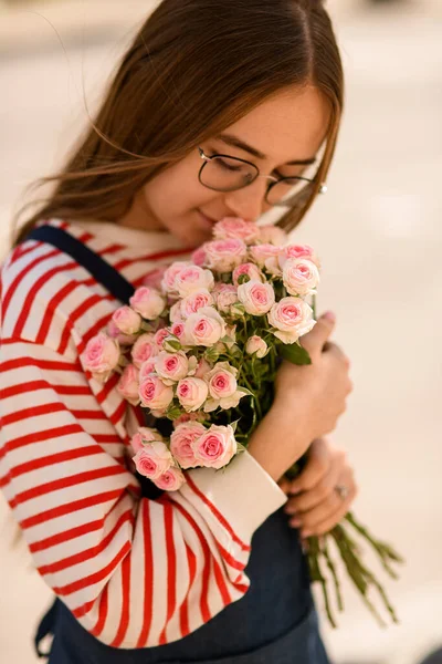 ภาพระยะใกล ของช อดอกก หลาบส ชมพ สดใส ดอกไม งสาวถ อและกอดม นอย — ภาพถ่ายสต็อก