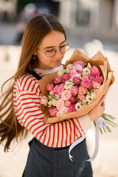Selektivt Fokus Bukett Rosa Ros Blommor Omslagspapper Som Ömt Hålla — Stockfoto
