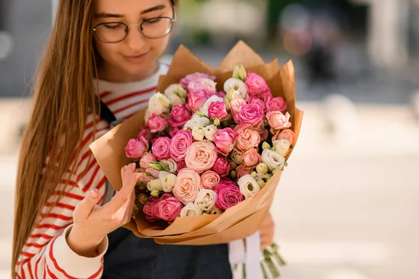 Close View Young Woman Who Tenderly Holding Bouquet Pink Rose — Stok Foto