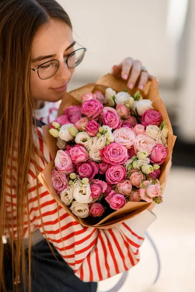 Wanita Muda Tampan Lembut Memegang Karangan Bunga Mawar Merah Muda — Stok Foto