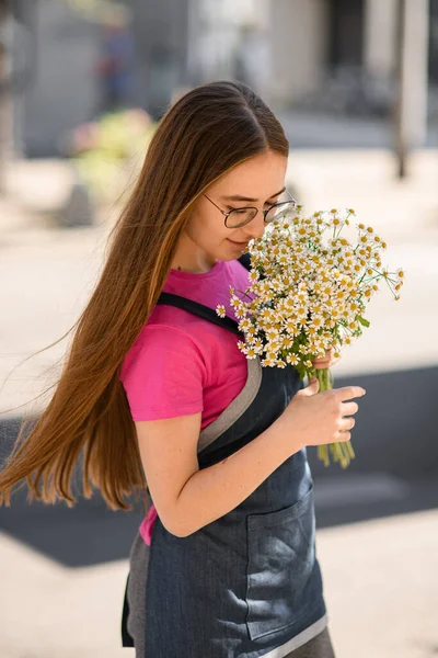 Fantastisk Utsikt Över Attraktiv Ung Kvinna Med Bukett Färska Vita — Stockfoto