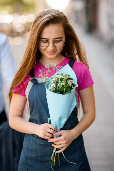 Fantastisk Utsikt Över Ung Vacker Kvinna Med Långt Hår Med — Stockfoto