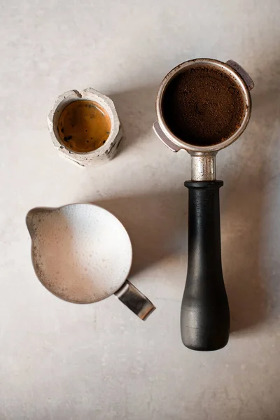 Halter Mit Portafilter Voller Gemahlenen Kaffee Und Kleiner Grauer Tasse — Stockfoto