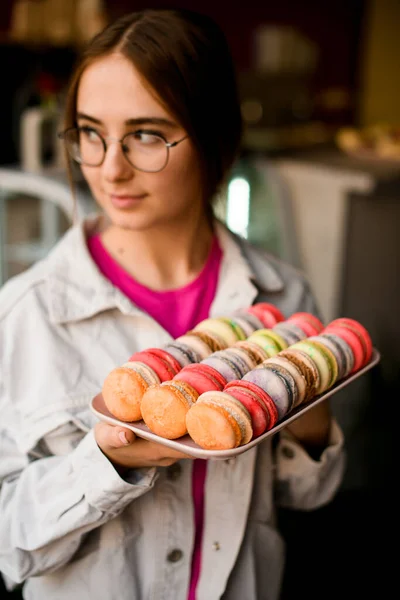 Concéntrate Pasteles Macarrones Franceses Frescos Diferentes Colores Bandeja Manos Una —  Fotos de Stock