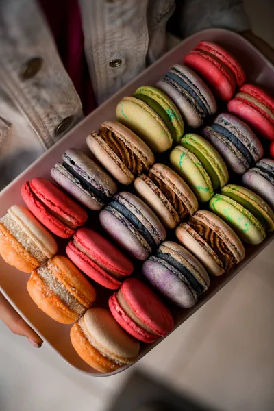 Close Top View Γαλλικά Macarons Κέικ Διαφορετικών Χρωμάτων Στο Δίσκο — Φωτογραφία Αρχείου