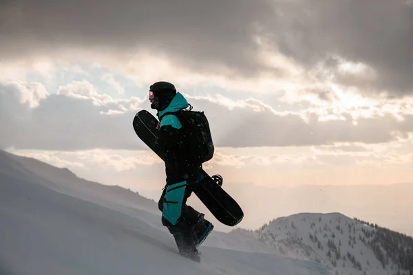 穿着滑雪服的人站在雪坡上 面对着美丽的天空和冬山 站在旁边看 — 图库照片