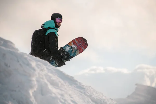 身着滑雪服 背着雪板背包的男子站在雪山上的特写镜头 Ski旅游 — 图库照片
