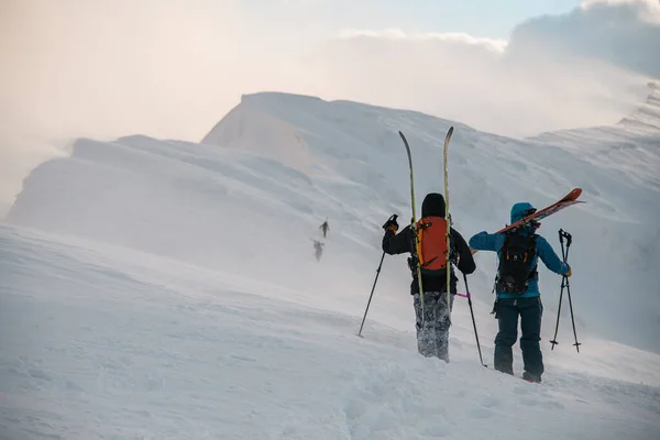 后视镜 滑雪者在山上覆盖着厚厚的白色新鲜粉末雪 滑雪旅游和免费旅游的概念 — 图库照片