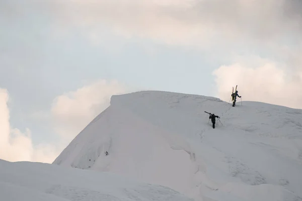 Excelente Vista Encosta Montanha Coberta Com Neve Branca Fresca Esquiadores — Fotografia de Stock