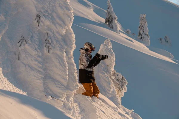 Vista Lateral Del Hombre Traje Esquí Con Cámara Fotográfica Entre — Foto de Stock