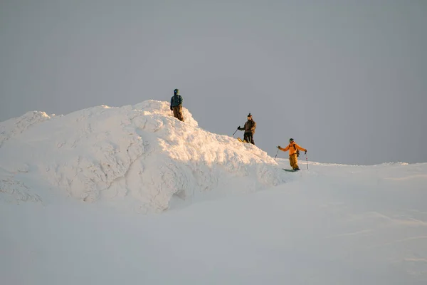 白雪覆盖的山坡上的壮丽景色 旁边有一个滑雪者站着的滑雪板 滑雪旅游和免费旅游的概念 — 图库照片
