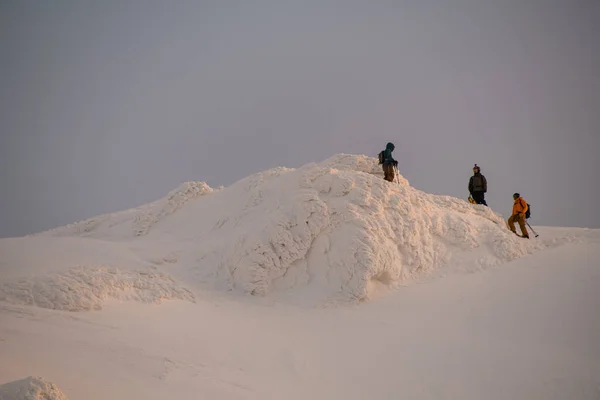 白雪覆盖的山坡上美丽的景色 旁边有一个滑雪者站着的滑雪板 滑雪旅游和免费旅游的概念 — 图库照片