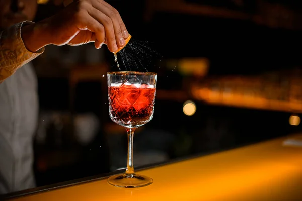 Vista Ravvicinata Vetro Con Cocktail Alcolico Sul Bar Mentre Mano — Foto Stock