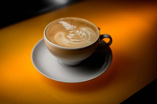 Stor Närbild Vit Kopp Kaffe Dryck Med Tefat Gult Bord — Stockfoto