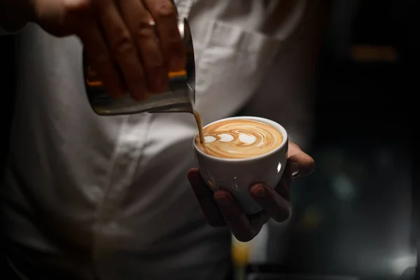Çelik Sürahisinden Erkek Elinde Bir Fincan Kahveye Çırpılmış Krema Dökme — Stok fotoğraf