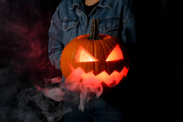 Närbild Vackra Glödande Halloween Pumpa Med Snidade Ansikte Med Rökning — Stockfoto