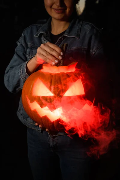 Κοντινό Πλάνο Χειροποίητης Κολοκύθας Halloween Σκαλιστό Πρόσωπο Φλεγόμενο Και Καπνιστό — Φωτογραφία Αρχείου