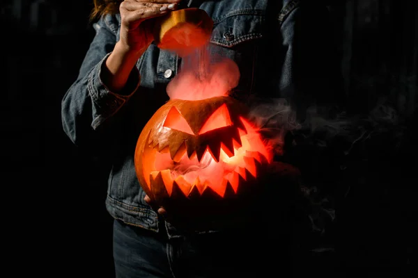 Μαγευτική Κολοκύθα Halloween Σκαλιστό Πρόσωπο Κάψιμο Και Κάπνισμα Στόμα Και — Φωτογραφία Αρχείου