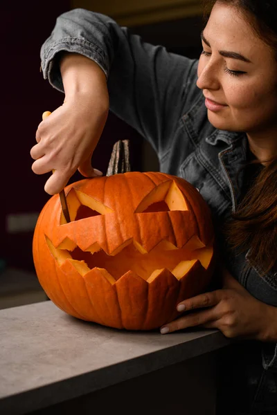 Γυναίκα Σκάλισμα Πορτοκαλί Κολοκύθα Για Halloween Κόμμα Και Κάνει Τρομακτικό — Φωτογραφία Αρχείου