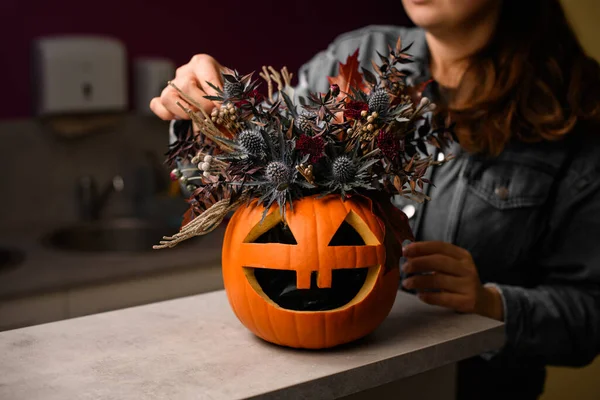 Hand Der Blumenhändlerin Schmücken Sanft Schöne Herbstliche Arrangements Von Distelblumen — Stockfoto