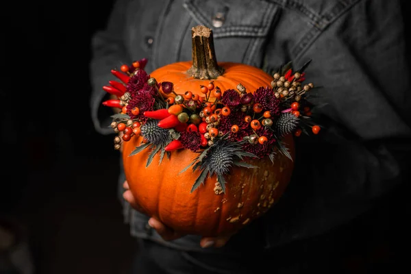 Mooie Herfst Arrangement Van Bloemen Bessen Peper Fel Oranje Pompoen — Stockfoto