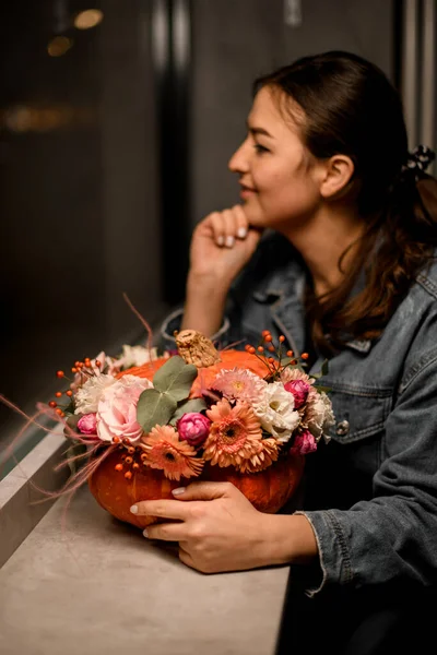 Kwiaciarnia Kobieta Układem Kwiatów Pomarańczowej Dyni Piękny Kwiatowy Wystrój Święto — Zdjęcie stockowe