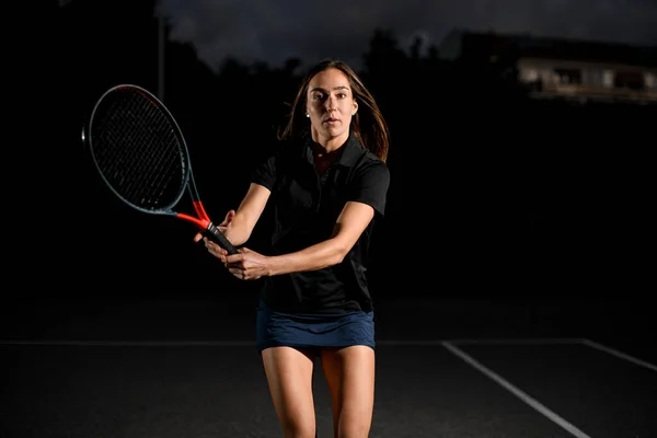 Porträtt Självsäker Ung Kvinna Som Spelar Tennis Med Tennisracket Utomhus — Stockfoto