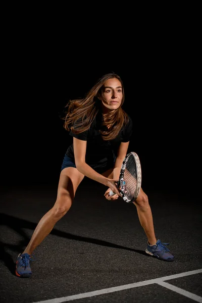 テニスボールを打つ準備をする特別なポーズでラケットを持つ美しいアスレチック女性のクローズアップビュー 健康的なライフスタイルのコンセプト — ストック写真