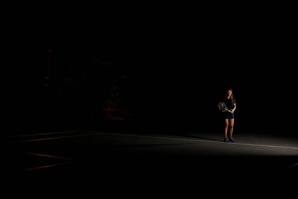 Чудовий Вид Красиву Тенісистку Тенісною Ракеткою Руці Відкритому Тенісному Корті — стокове фото