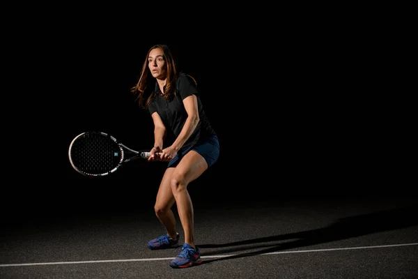 Úžasný Výhled Aktivní Ženu Raketou Hrající Večer Tenis Venkovním Kurtu — Stock fotografie