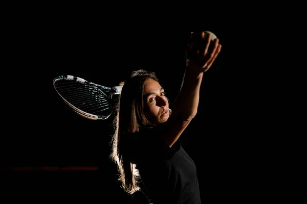 Krásná Zblízka Ženský Tenista Rukou Zvedl Tenisovým Míčkem Tenisovou Raketou — Stock fotografie