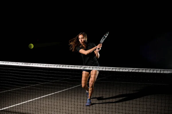 Herrlicher Schuss Von Gelbem Tennisball Der Luft Und Selbstbewusste Junge — Stockfoto