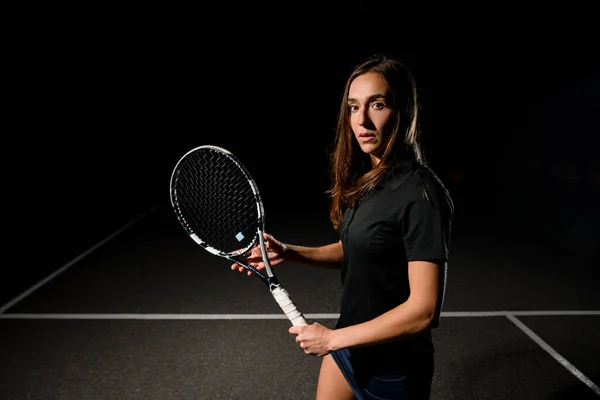 Portret Van Knappe Jonge Tennisspeelster Met Bruin Haar Zwart Uniform — Stockfoto