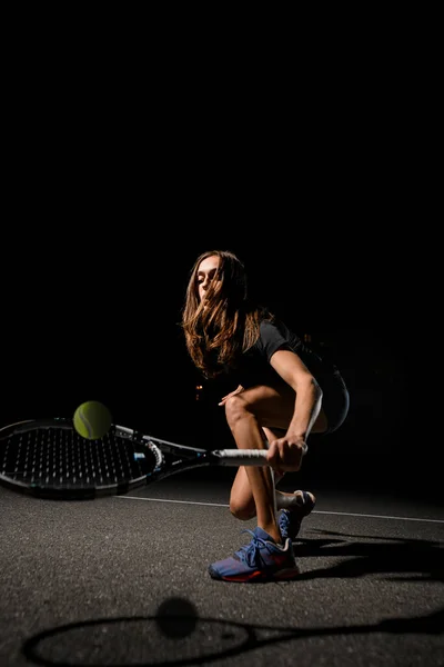 Underbar Utsikt Över Kvinnliga Tennisspelare Som Håller Tennisracket Och Kastar — Stockfoto