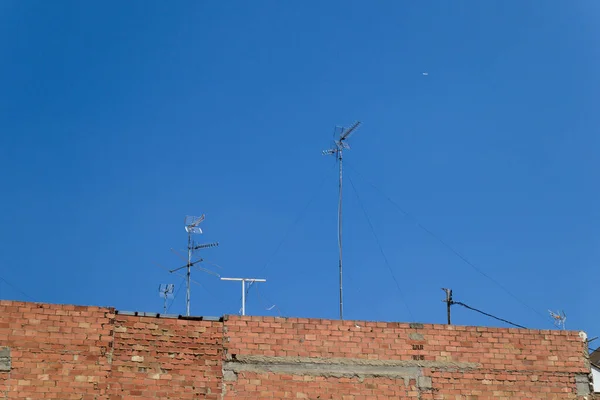 Digitális Földfelszíni Televíziós Antennák Fényképe Egy Lakóépület Tetején Másold Helyet — Stock Fotó