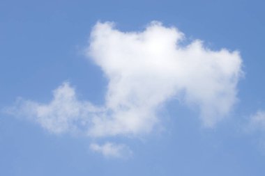 Altokümülüs tipi bulutun yakın çekimi. Mavi bir gökyüzünde, bir duvar kağıdı için bir yaz öğleden sonrasının sükunetini iletir.