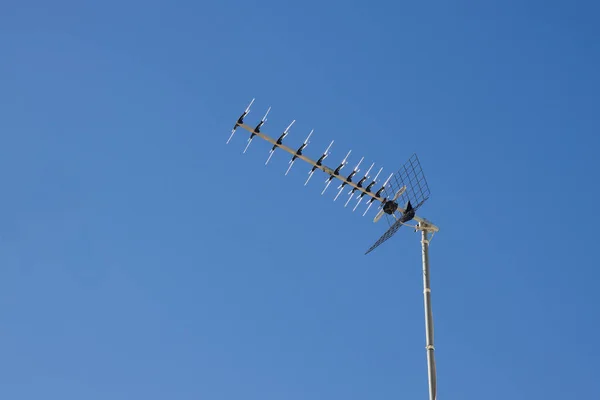 Bild Mit Kopierraum Einer Digitalen Terrestrischen Fernsehantenne Mit Blauem Himmel — Stockfoto