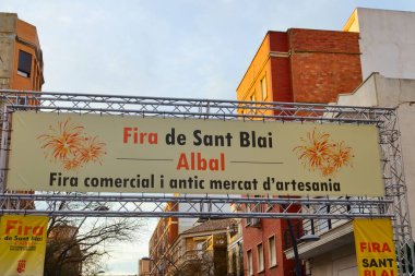 Şubat, 2020. Albal, Valencia, İspanya. Sancak, San Blas 'ta bulunan Valencia' daki Albal şehrindeki ticaret fuarı ve eski el sanatları pazarının girişinde..